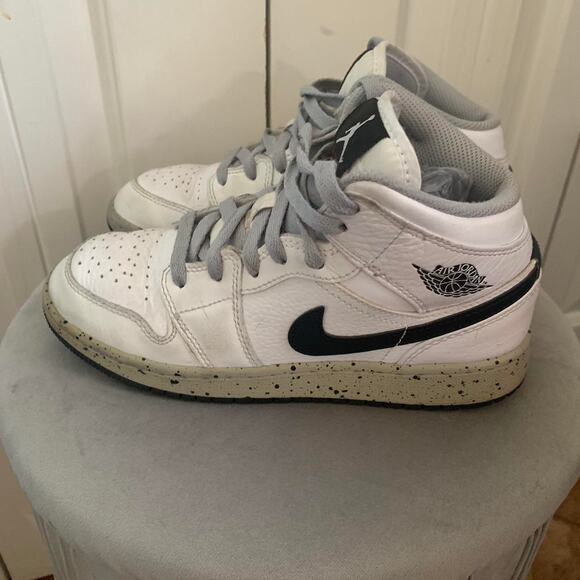 Nike jordans size 4y - Picture 2 of 8